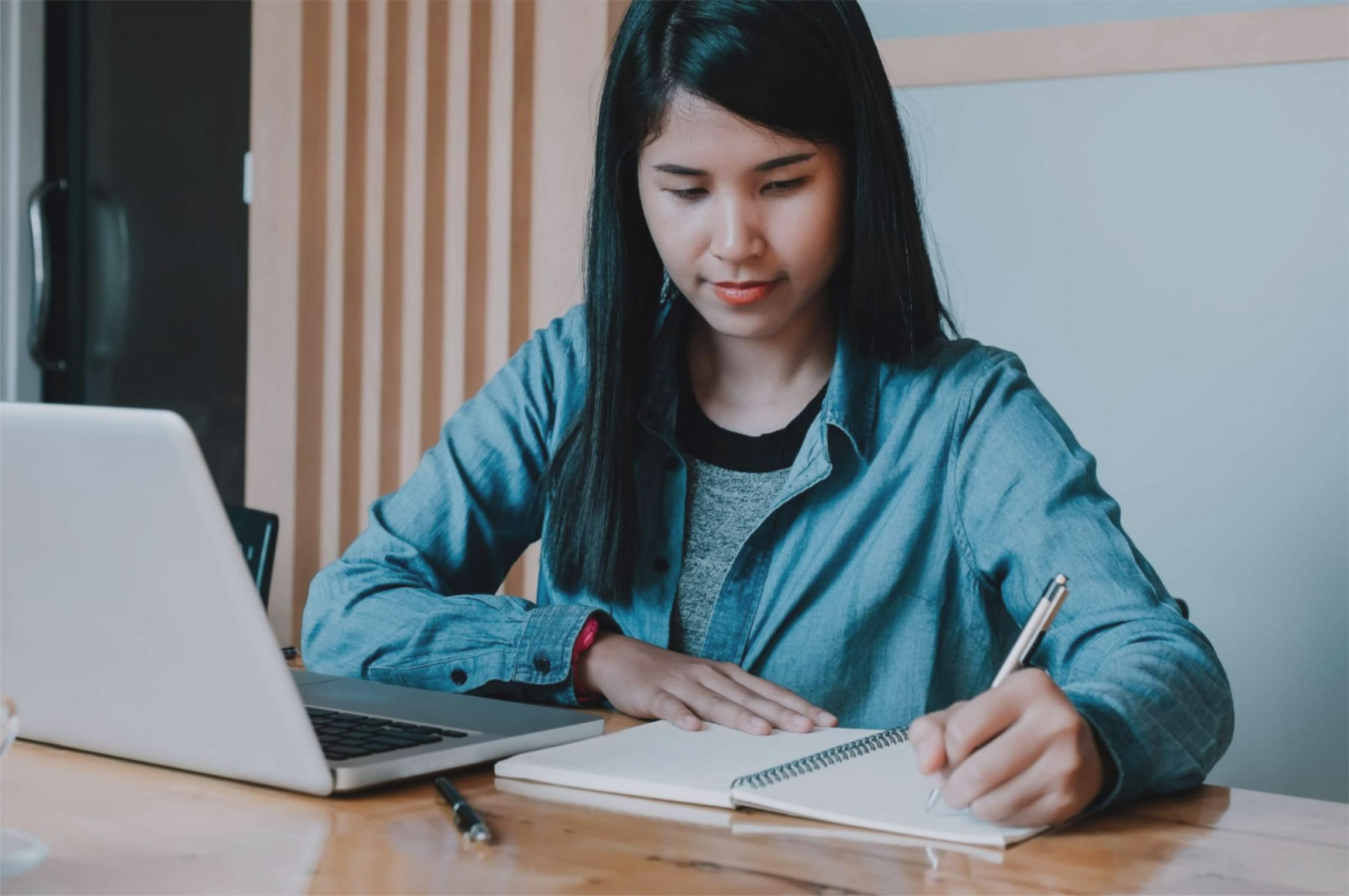 Personne consultant des documents financiers sur une tablette avec des graphiques