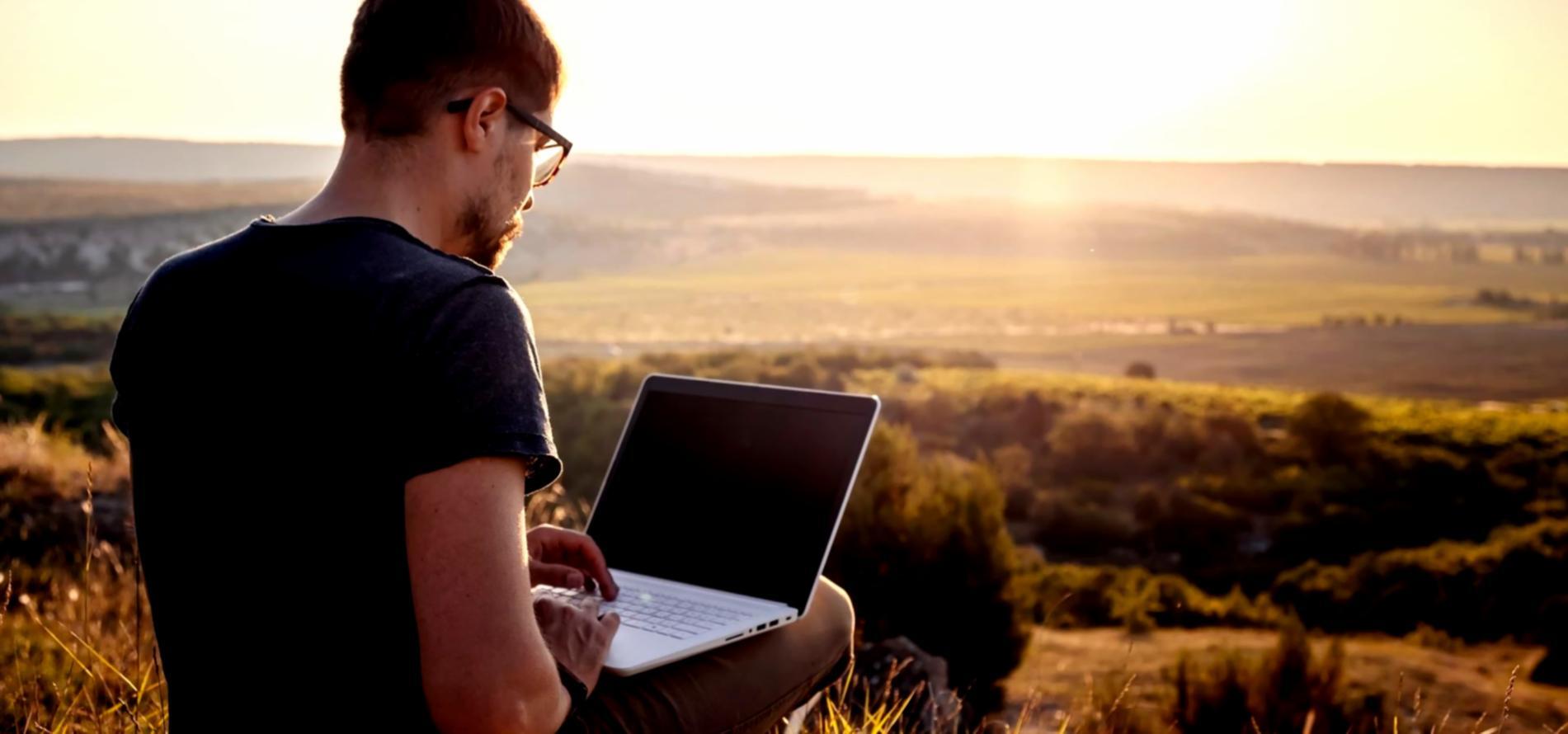 Espace de travail collaboratif avec documentation financière et outils d'apprentissage