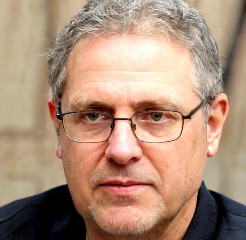 Formateur en finances expliquant des concepts budgétaires lors d'une session pratique