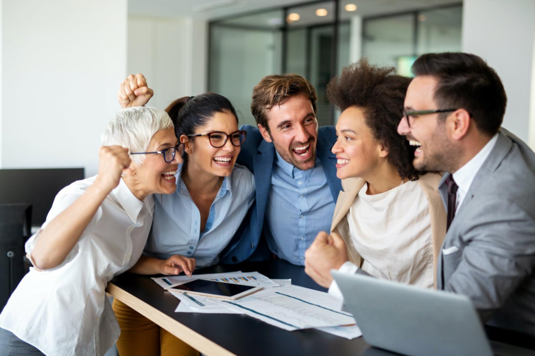 Espace de travail organisé avec livres de finance et ordinateur portable