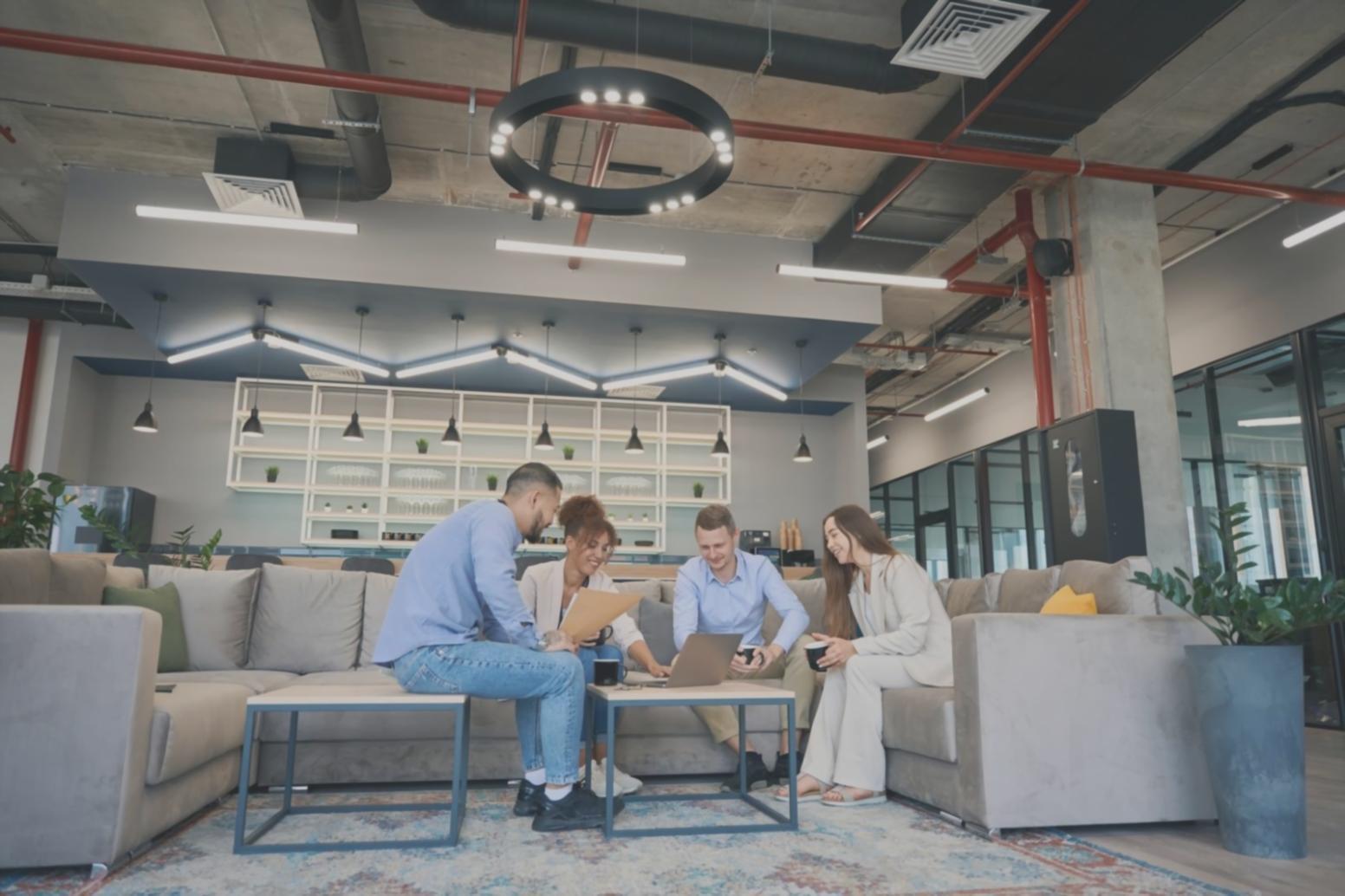 Étudiant prenant des notes lors d'une session d'analyse financière